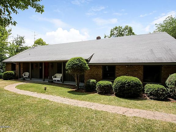 2nd image of 5885 Chauncey Dr NE