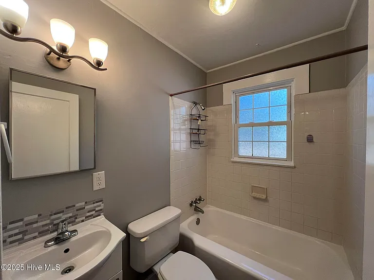 402 Sanborn St — Photo 12