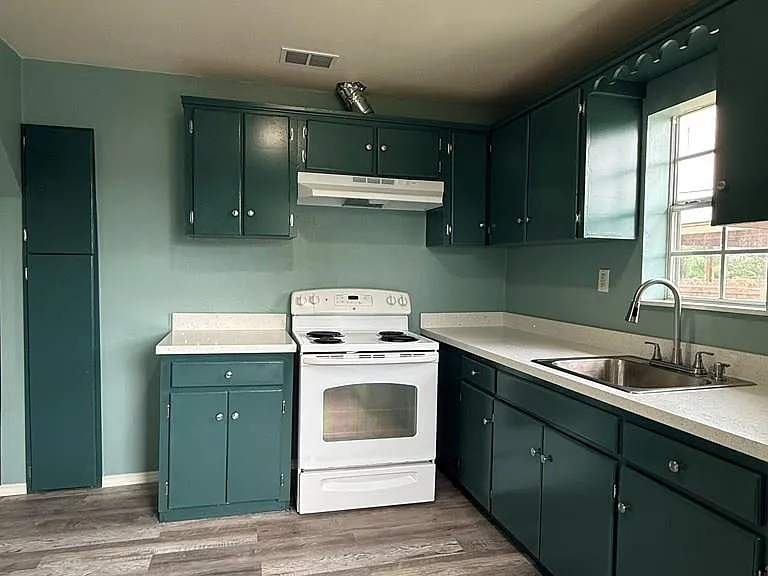 405 W 7th St — Photo 11