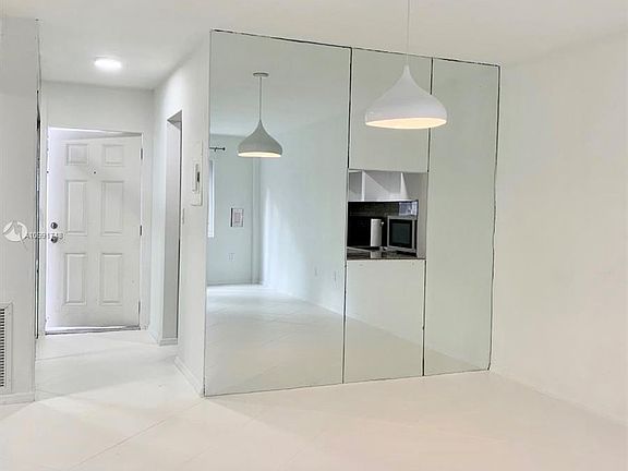 5th image of 325 Ocean Dr APT 208
