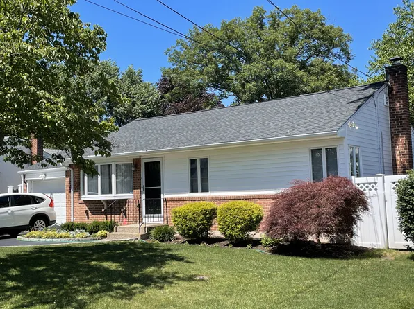 4 Timon Ct, Huntington, NY 11743