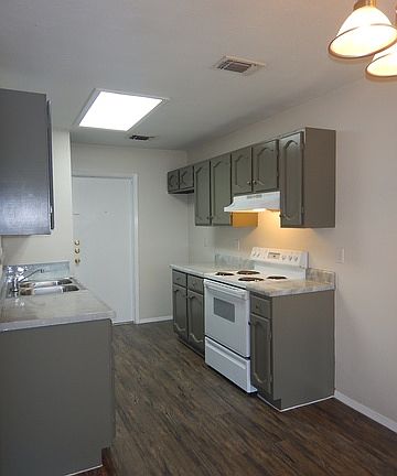 5th image of 9411 Cliff Stone Dr