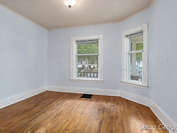 5th image of 1315 Portland Ave NE