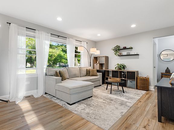 3rd image of 638 N Lombard Ave