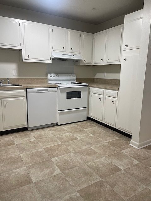Fully equipped kitchen that includes a range, refrigerator with an ice maker and dishwasher.