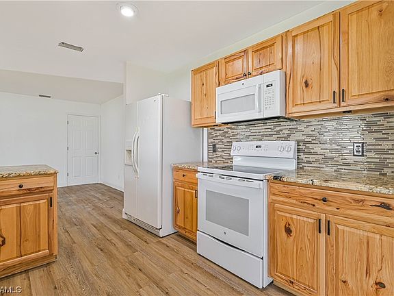 5th image of 716 SE 11th Pl