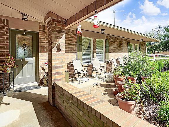 Quaint front porch to enjoy the beautiful location. Watch the humming birds and enjoy a cup of coffee.
