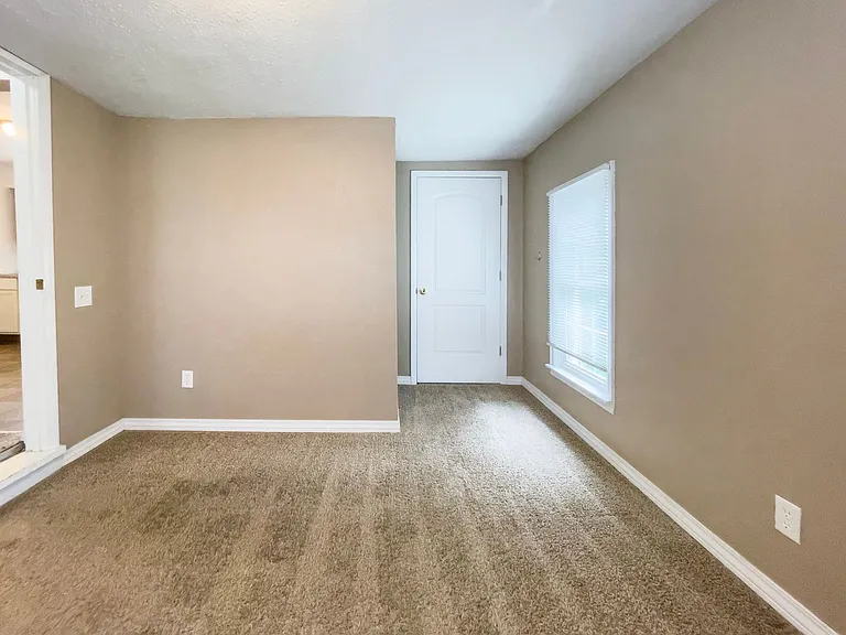 1512 N Woodridge Ave — Photo 30