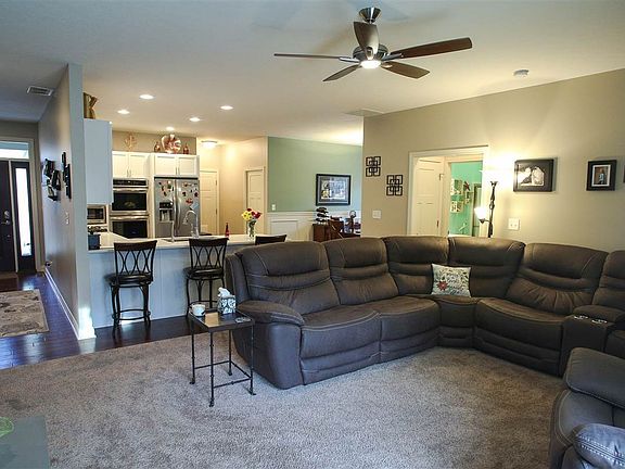 3rd image of 3404 Applewood Pl