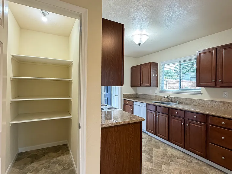 125 Ascot Ct #3 — Photo 4