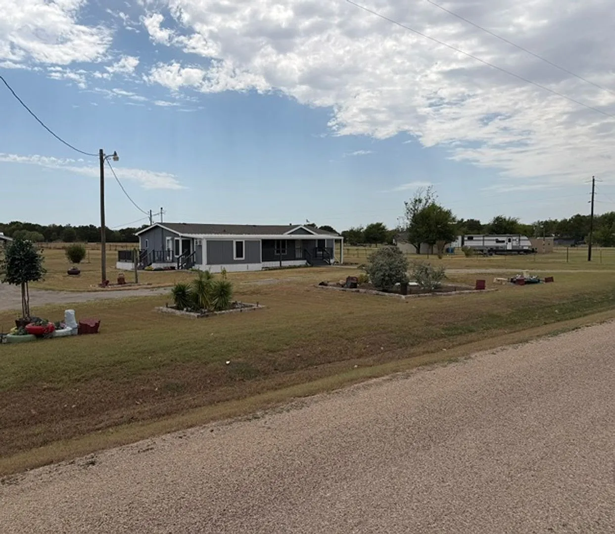 Outskirts of Waco with Office Space — Photo 1