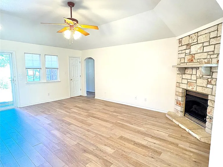 211 Fox Xing — Photo 15
