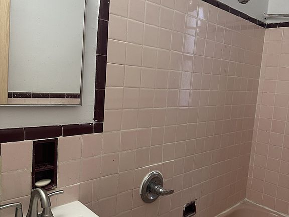 4th image of 917 Sheridan Ave APT 3M