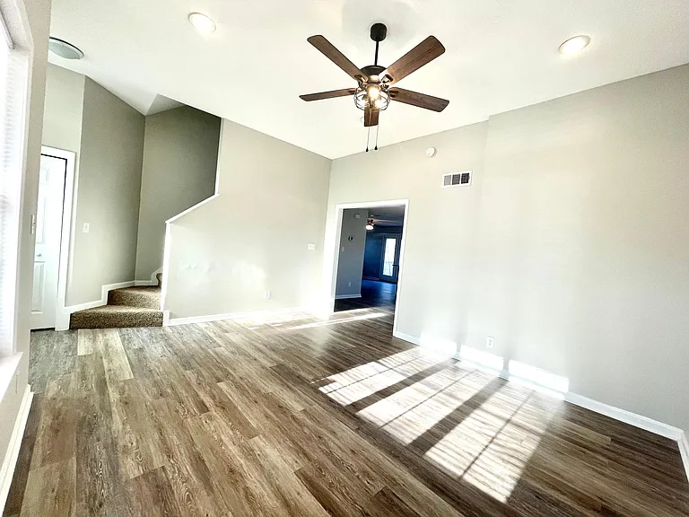 304 Greenview Ct — Photo 11