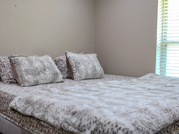 3rd image of 1506 Lexington Dr Room 2