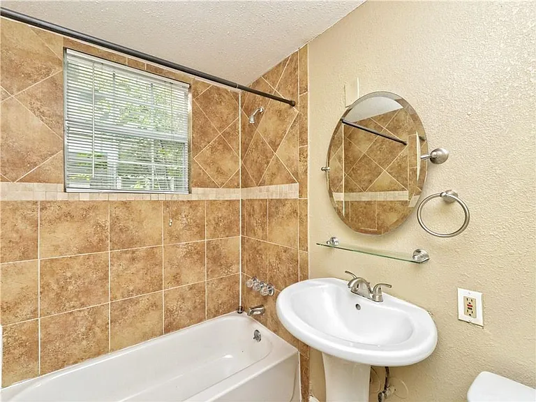 209 E 31st St — Photo 17