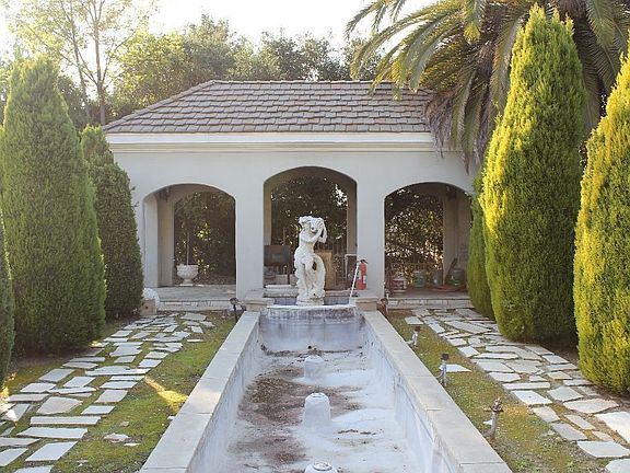 Drained pond/fountain