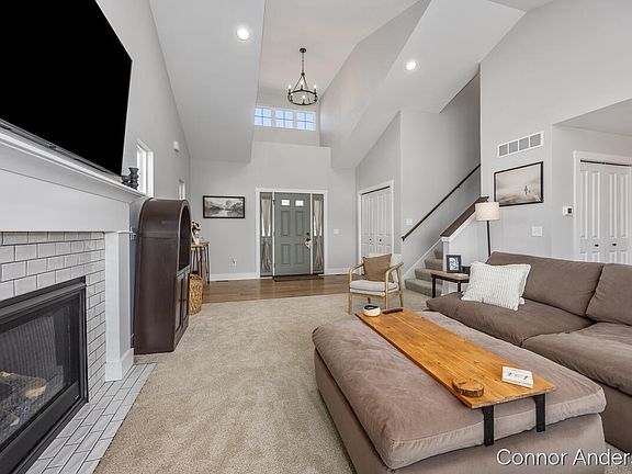 5th image of 355 Elstar Ct NE
