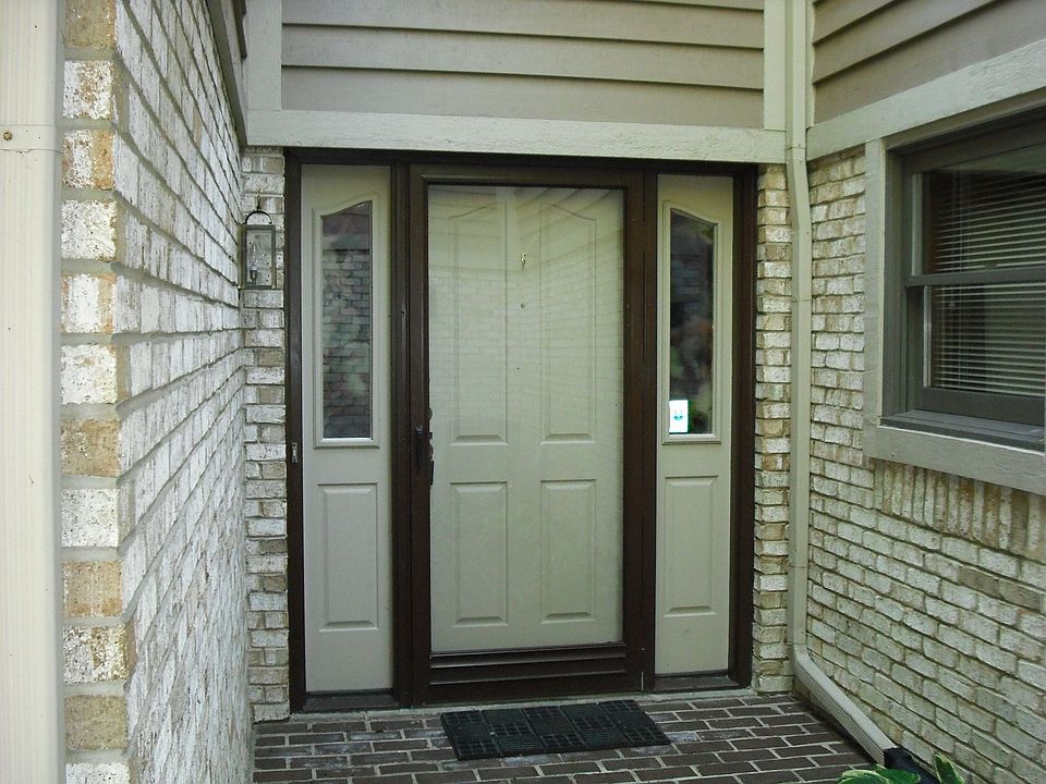 2nd image of 128 Strathmoor Xing