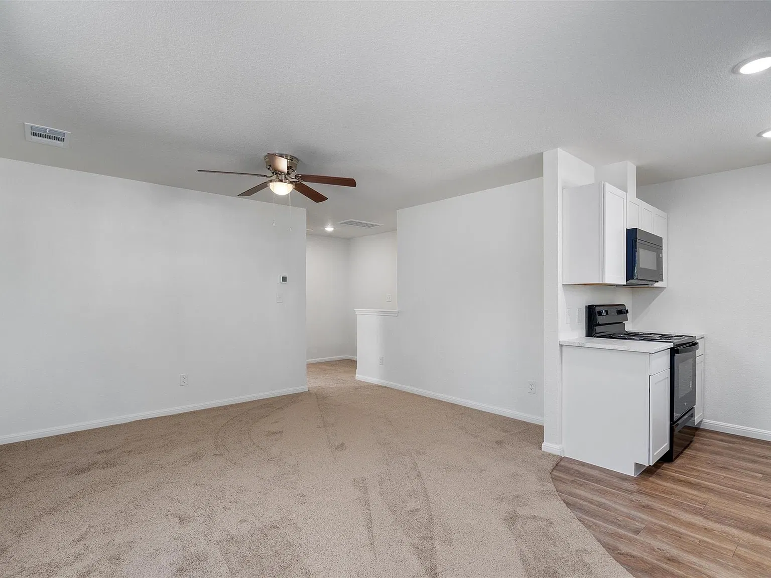2 bed, 1.0 bath, 720 sqft, $1,200 — Photo 2