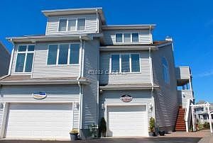 Dowling Street Side