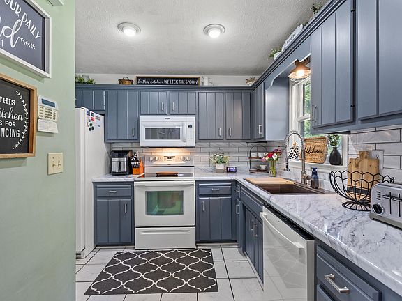 3rd image of 105 Thomas St