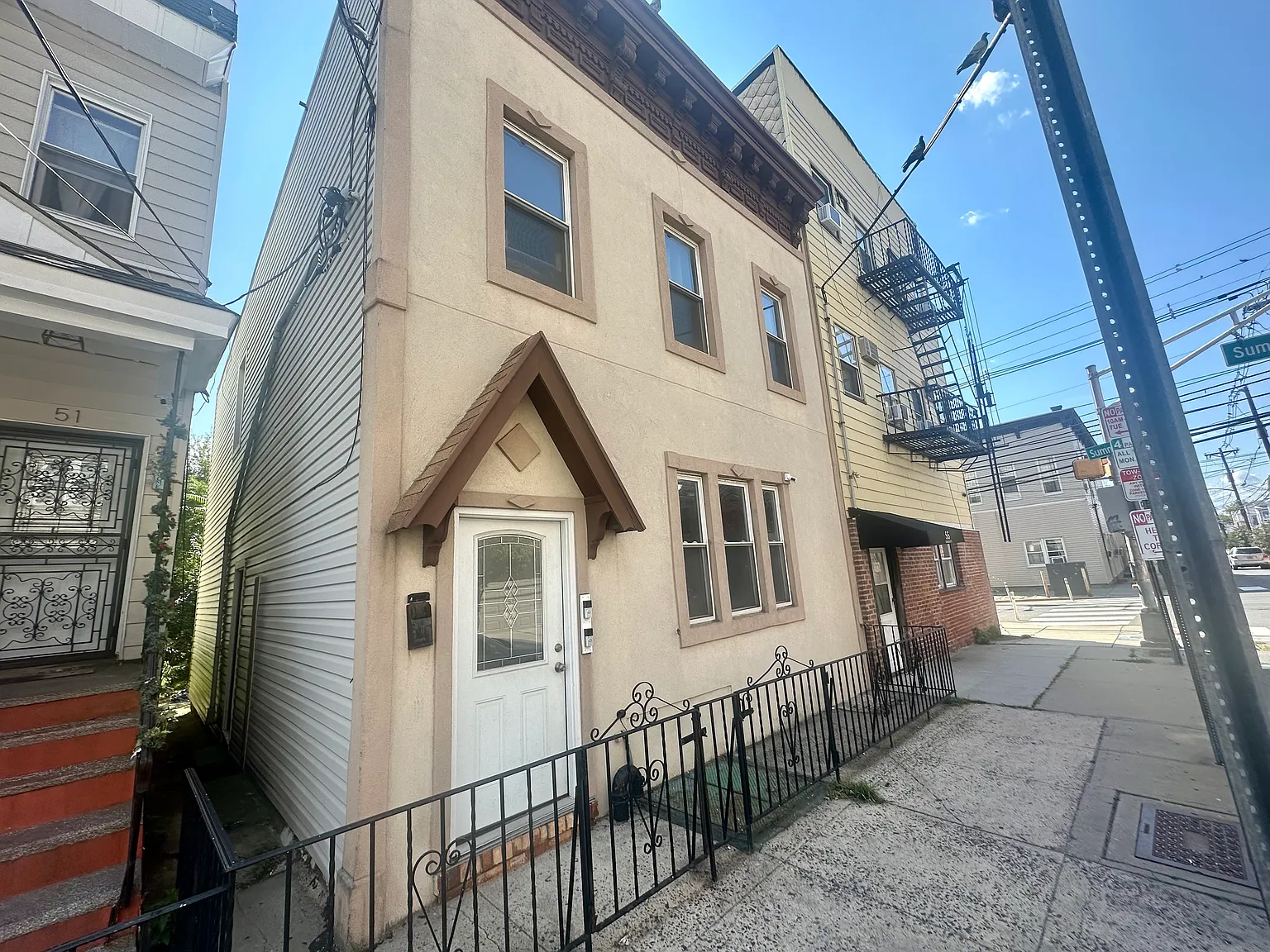 2 bed, 800 sqft, $2,500 — Photo 1