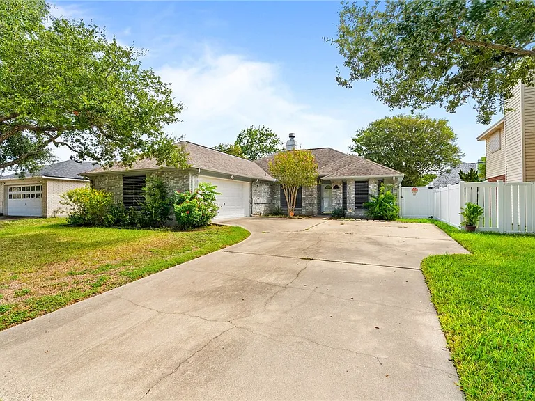 2210 Dorsey St — Photo 2