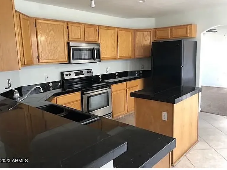 9014 W Port Au Prince Ln — Photo 2