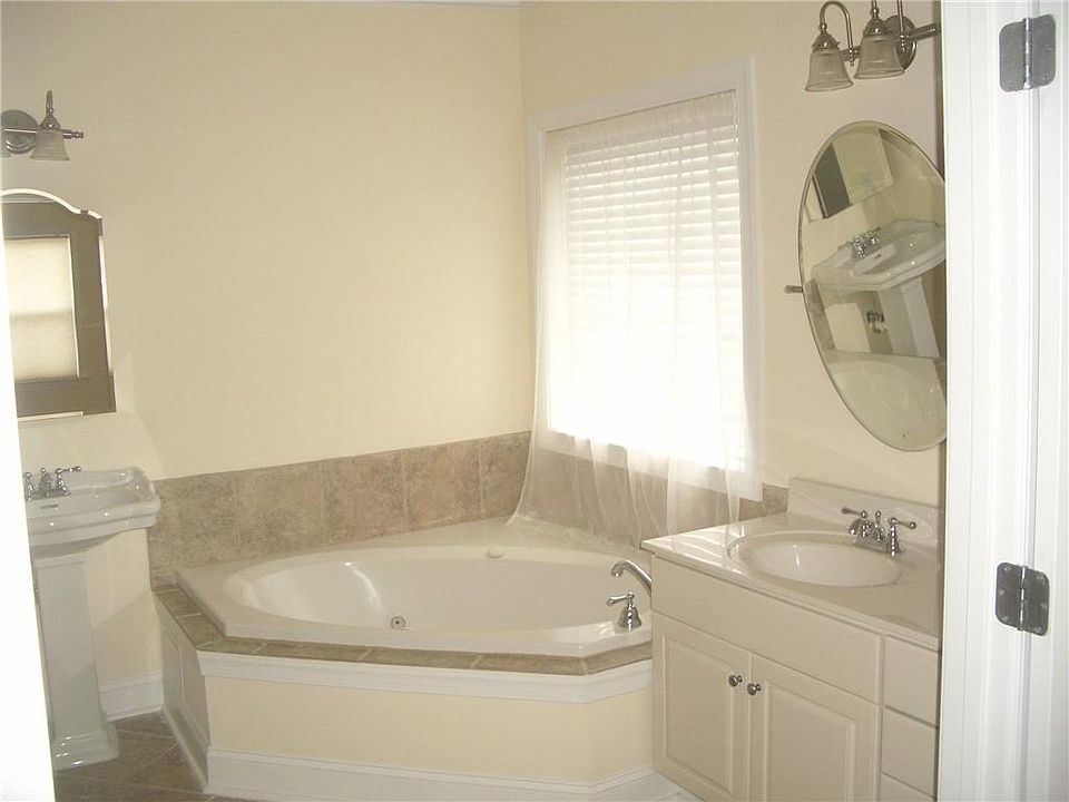 2nd image of 113 Kirkwood Rd NE