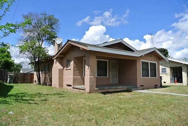 615 N Harrison Ave — Photo 2