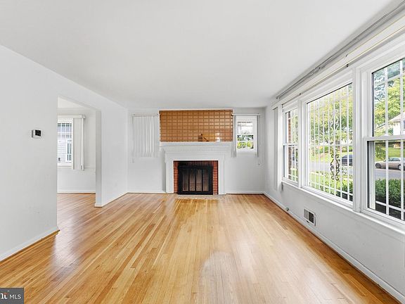 3rd image of 3039 O St SE
