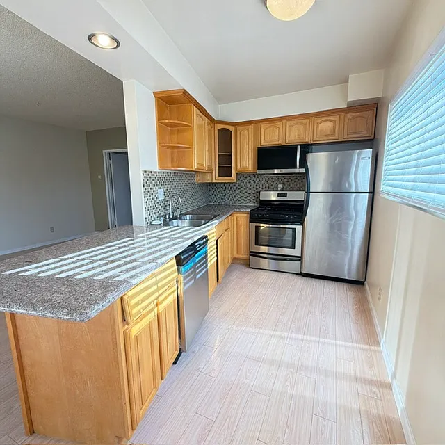 1934 N Hollywood Way — Photo 4
