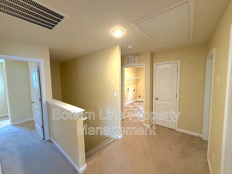 1321 Waylon Ave — Photo 9