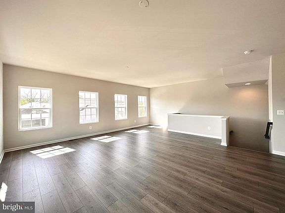 3rd image of 526 Parkland Dr