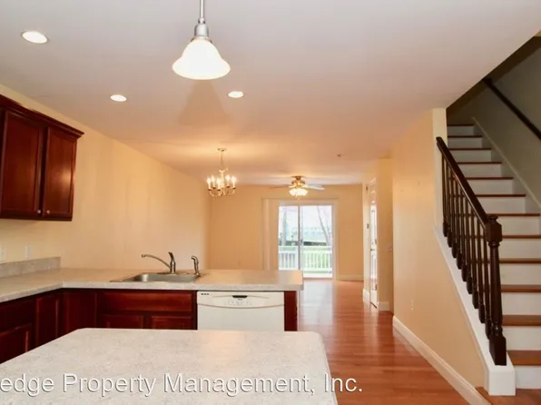 8 Paddock Ln, Norwich, CT 06360