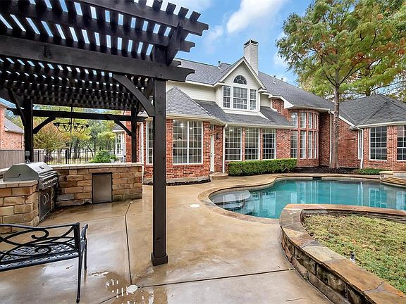 2nd image of 220 Highland Oaks Cir
