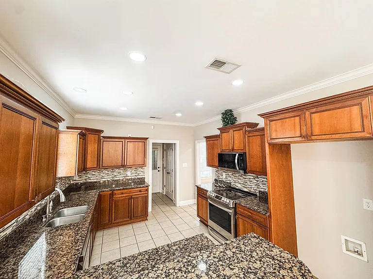 621 Covington Walk Ln S — Photo 6