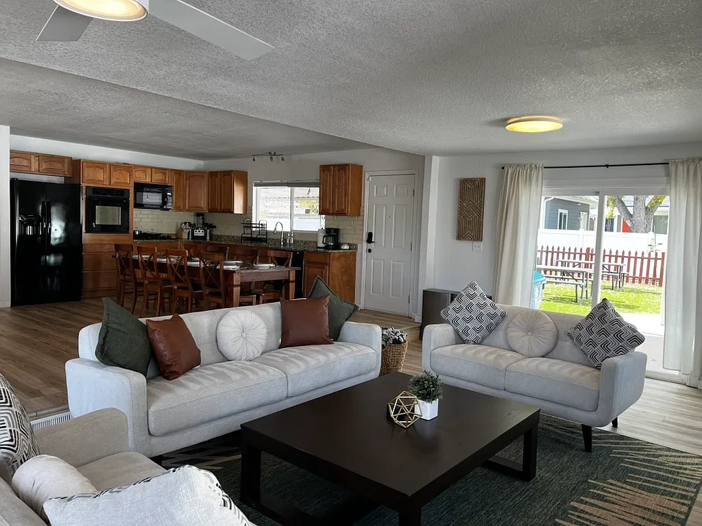 5 bed, 2496 sqft, $4,000 — Photo 2