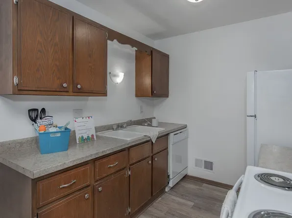 Jebens Court Apartments, 2415 Jebens Ave #1, Davenport, IA 52804