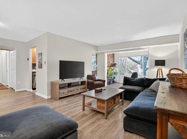 10200 Bushman Dr APT 121, Oakton, VA 22124