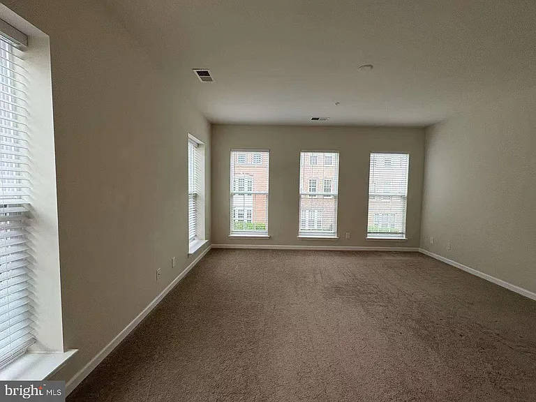 42797 Burrell Sq — Photo 8