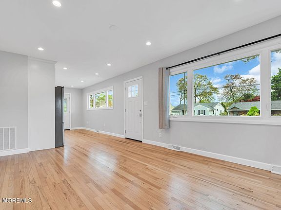 3rd image of 2223 Edgar Road