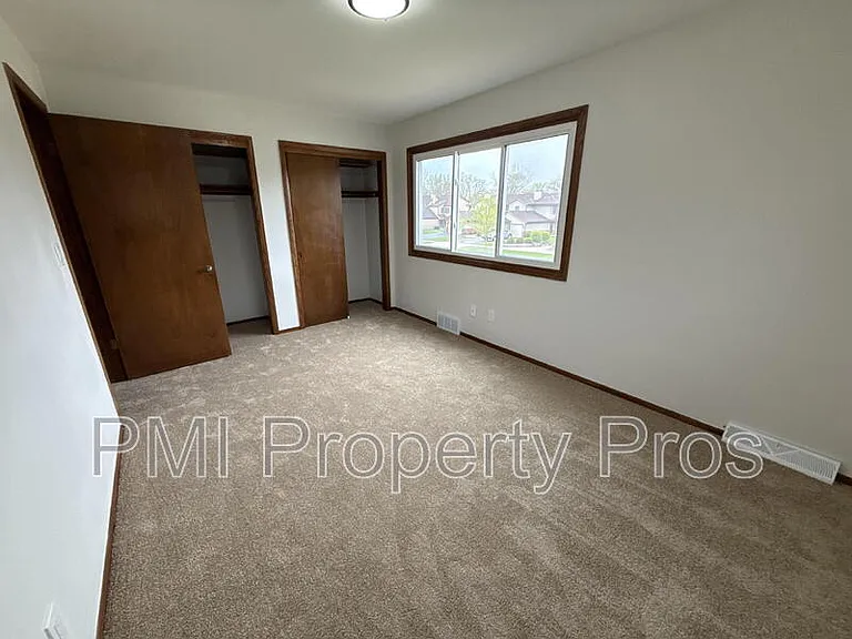 8148 S 88th St — Photo 5