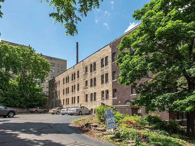 225 Place Apartments — Photo 25