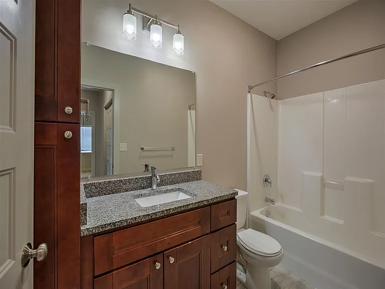 Large mordern bathroom at Avenue 204.