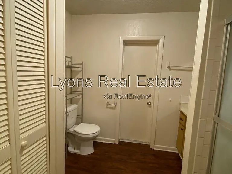 7906 Suncoast Dr — Photo 11