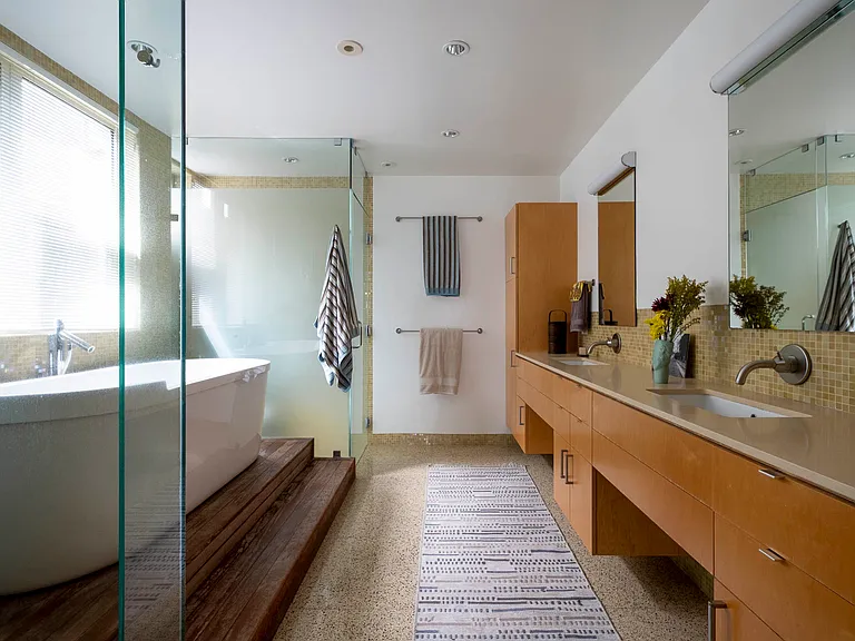 546 Broadway St — Photo 26