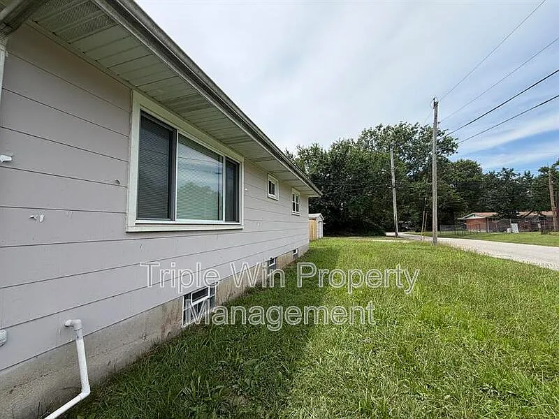 3 bed, 1.0 bath, $1,420 — Photo 4