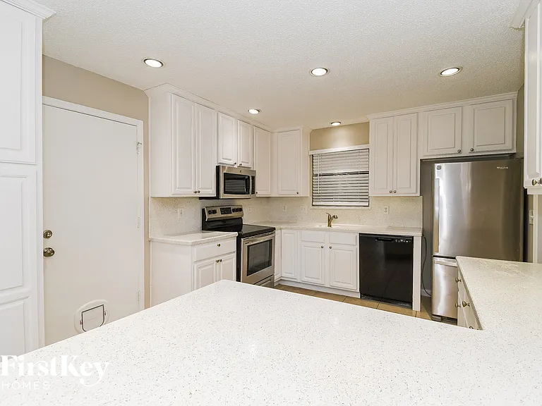 8801 Coventry Ct — Photo 4